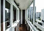 Тёплое остекление позволит превратить балкон в дополнительную комнату для отдыха или работы либо просто расширить прилегающее помещение. mobile